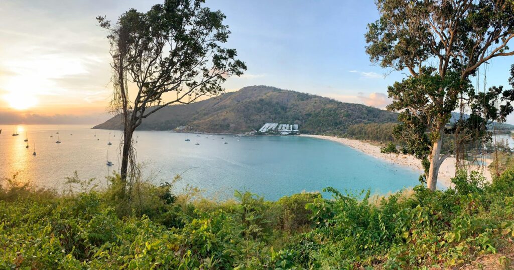 La plage de Nai Harn à Phuket